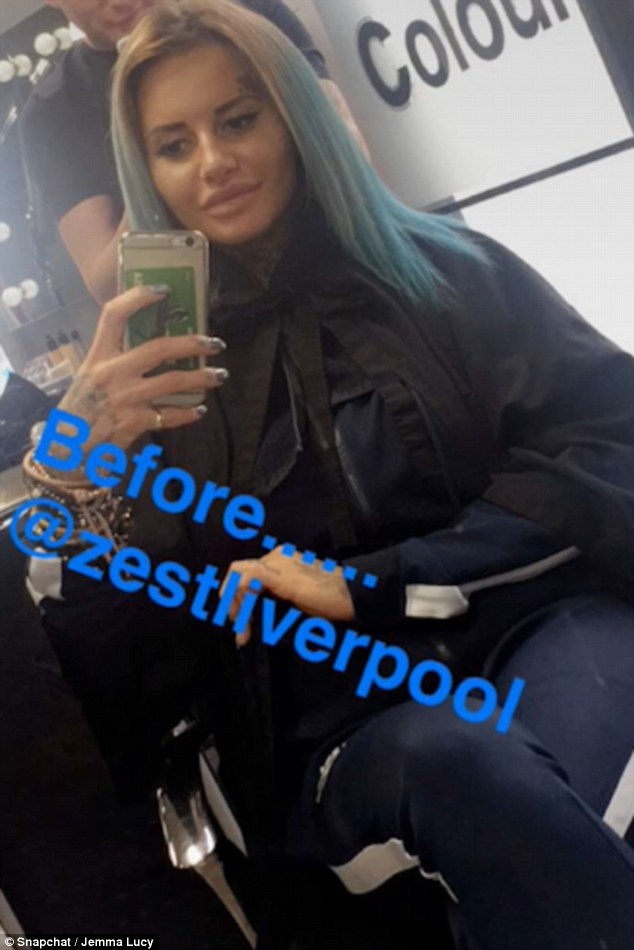 Hình ảnh dịu dàng bất ngờ của người đẹp xăm trổ - 4
Jemma Lucy vào mái tóc 2 màu trước đó