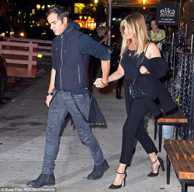 Jennifer Aniston bình thản đi ăn tối cùng chồng - 7
Bên cạnh đó cũng có nguồn tin cho rằng ngôi sao xinh đẹp và giàu có này cảm thấy đây là kết tất yếu, là quả báo dành cho chồng cũ của cô.
