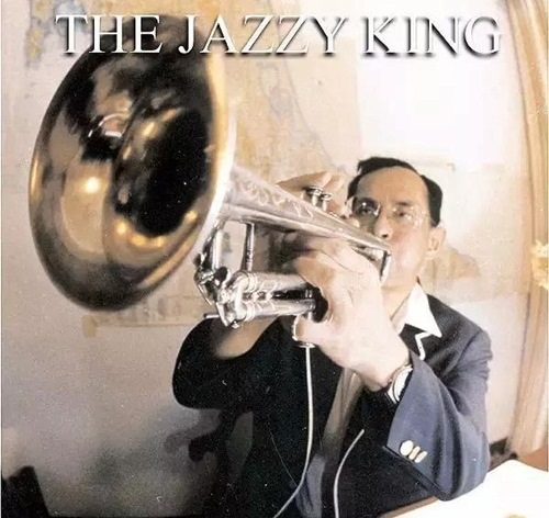 Những tài lẻ đáng ngưỡng mộ của Quốc vương Thái Lan - 1
Quốc vương Thái Lan Adulyadej được biết đến là một người có nhiềm đam mê âm nhạc. Ông từng là một nhạc công và sáng tác nhạc jazz tài năng, và thậm chí từng được mệnh danh là “ông vua nhạc jazz”. Ông có thể chơi kèn saxophone, kèn clarinet. (Ảnh: Pattayamail)