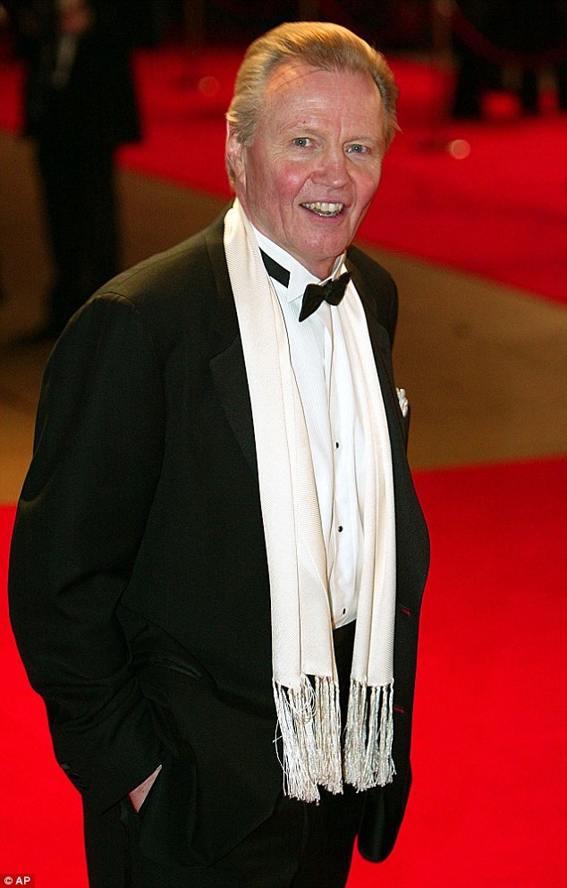 Bố Angelina Jolie lần đầu lên tiếng về vụ ly dị của con gái - 1
Nam diễn viên Jon Voight dự công chiếu phim Fantastic Beasts and Where To Find Them tại New York cách đây ít ngày, ông hiển nhiên được hỏi về vụ ly dị gây xôn xao của con gái Angelina Jolie