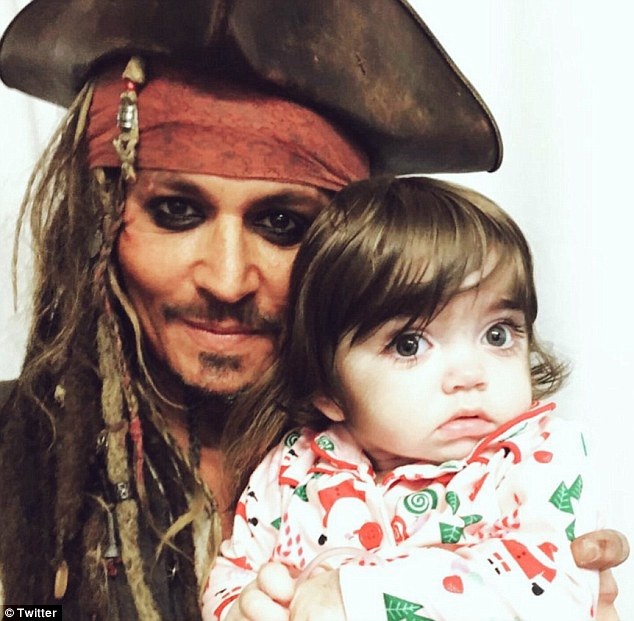 Johnny Depp bất ngờ hóa “cướp biển” tới thăm bệnh nhi - 2 Johnny Depp bất ngờ hóa “cướp biển” tới thăm bệnh nhi - 2