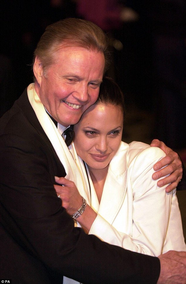 Bố Angelina Jolie lần đầu lên tiếng về vụ ly dị của con gái - 3
Mối quan hệ giữa ngôi sao gạo cội Jon Voight và con gái Angelina Jolie không thực sự suôn sẻ những năm gần đây sau khi Jon chia sẻ trên truyền hình rằng ông nghĩ con gái có vấn đề thần kinh. Sau đó hai bố con có hòa giải nhưng nguồn tin thân cận với Jolie khẳng định, nữ diễn viên 41 tuổi không chia sẻ nhiều với bố vì không thực sự tin tưởng ông