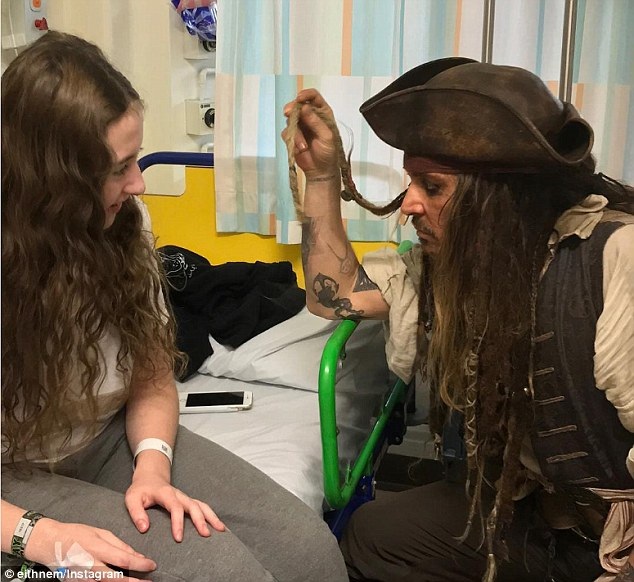 Johnny Depp bất ngờ hóa “cướp biển” tới thăm bệnh nhi - 3 Johnny Depp bất ngờ hóa “cướp biển” tới thăm bệnh nhi - 3