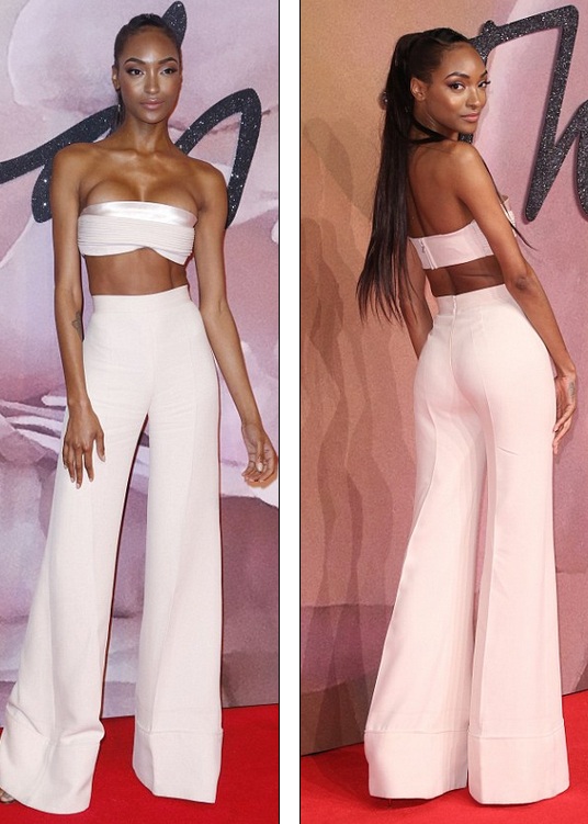 “Sợ lộ hàng”, siêu mẫu Anh liên tục chỉnh áo trên thảm đỏ - 4
Jourdan Dunn từng nhiều lần giành giải siêu mẫu xuất sắc nhất nước Anh do hiệp hội thời trang Anh quốc trao tặng. Người mẫu da màu khởi nghiệp từ năm 15 tuổi