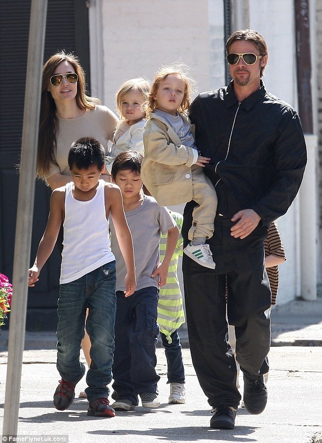 Bố Angelina Jolie lần đầu lên tiếng về vụ ly dị của con gái - 5
Giữa tháng 9 vừa qua, Angelina Jolie đệ đơn xin ly dị Brad Pitt chỉ 2 năm sau đám cưới. Cô chặn số điện thoại chồng cũ, xin được tòa cho toàn quyền nuôi con và Brad hoàn toàn suy sụp sau vụ ly dị này.