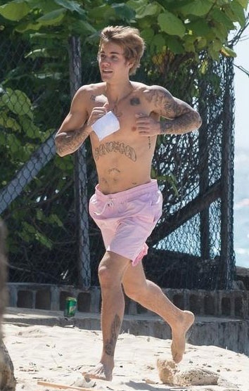 Justin Bieber khoe cơ bụng sáu múi trên biển - 3 Justin Bieber khoe cơ bụng sáu múi trên biển - 3