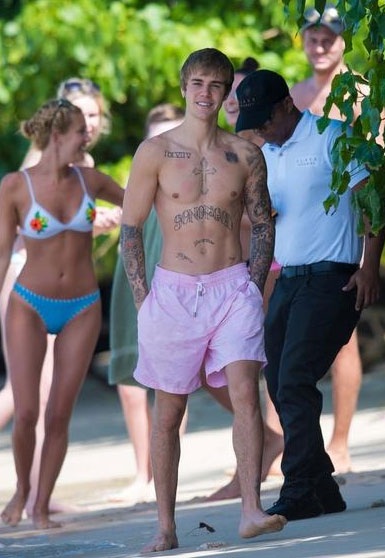 Justin Bieber khoe cơ bụng sáu múi trên biển - 2 
Justin trông có phần gầy và săn chắc hơn trước. Anh tự tin khoe cơ bụng sáu múi gợi cảm và loạt hình xăm trên ngực trước.