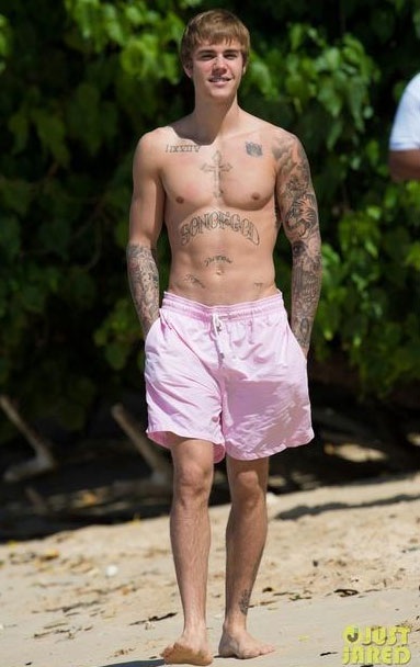 Justin Bieber khoe cơ bụng sáu múi trên biển - 1 
Justin Bieber diện quần short hồng khi đi dạo dọc bãi biển ở Barbados. Ngôi sao 22 tuổi đi nghỉ cùng cả gia đình tại đây nhân dịp Giáng sinh và đón năm mới 2017.