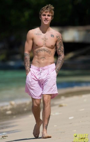 Justin Bieber khoe cơ bụng sáu múi trên biển - 10 
Ngôi sao 22 tuổi cũng trở thành nghệ sĩ đầu tiên trên thế giới có video ca nhạc đạt hơn 10 tỉ lượt xem trên Vevo.