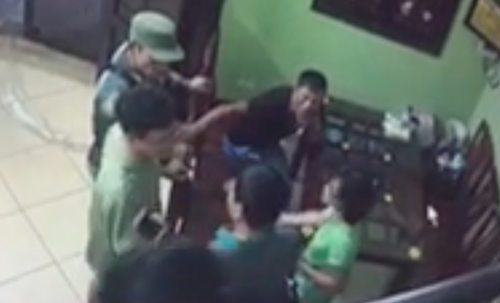 Hà Nội: Bị đánh sảy thai, ném “bom bẩn” vào nhà, nạn nhân tiếp tục phải đón “khách lạ” - 3
Nhiều đối tượng lạ mặt tiếp tục đến tận nhà gây áp lực với gia đình chị Hà.