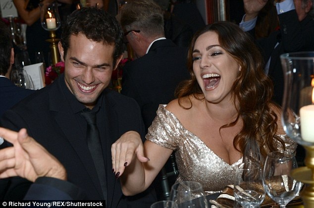 Siêu mẫu Anh ngày càng béo tròn - 3
Kelly Brook hạnh phúc bên tình mới và phớt lờ mọi lời bình luận