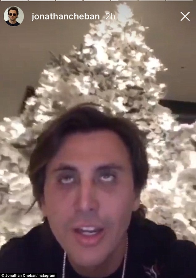Nhà Kim Kardashian trang hoàng hoành tráng đón giáng sinh - 4
Bạn thân cô Kim - Jonathan Cheban cũng hé lộ cây thông khủng trong sảnh nhà người đẹp siêu vòng ba