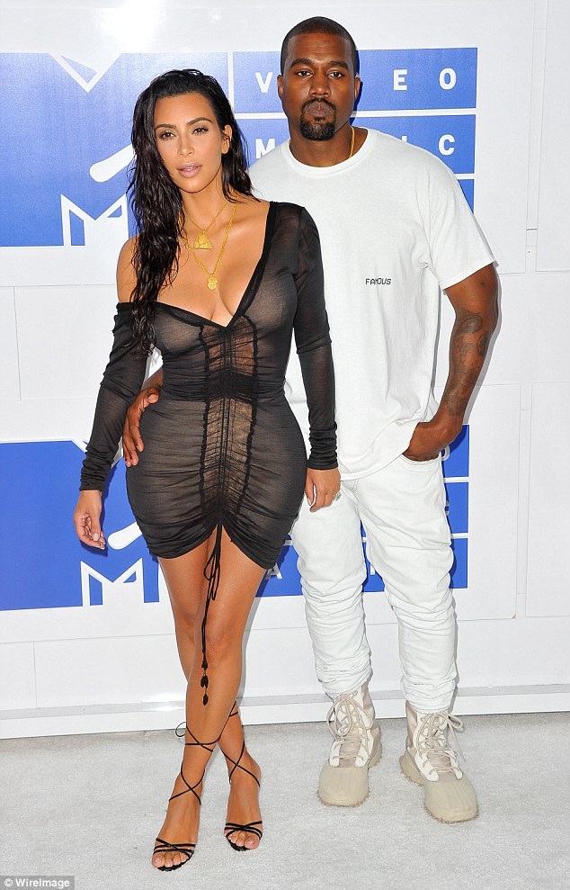 Nhà Kim Kardashian trang hoàng hoành tráng đón giáng sinh - 6
Kim và Kanye đã trải qua 1 năm không mấy tốt đẹp, trong đó Kim bị cướp tại Pháp số nữ trang 10 triệu đô la mà giờ vẫn chưa tìm lại được