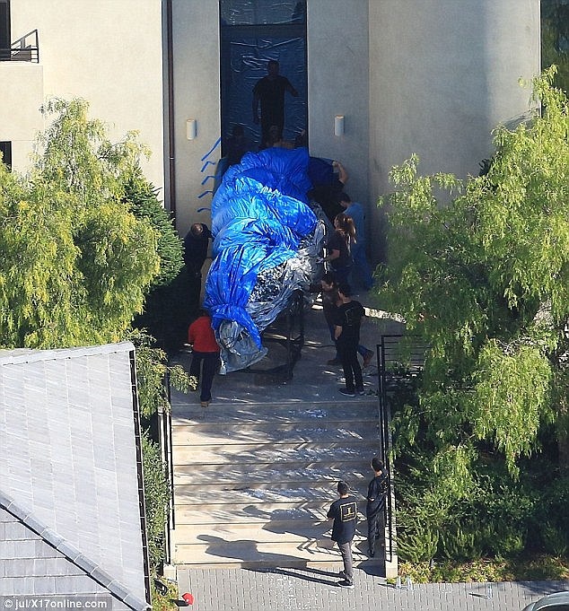 Nhà Kim Kardashian trang hoàng hoành tráng đón giáng sinh - 7
Trước đây mấy ngày, một cây thông lớn đã được chở tới biệt thự nhà cô Kim.