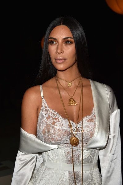 Kim Kardashian bị cướp trang sức trị giá gần 11 triệu đô - 1 Kim Kardashian bị cướp trang sức trị giá gần 11 triệu đô - 1