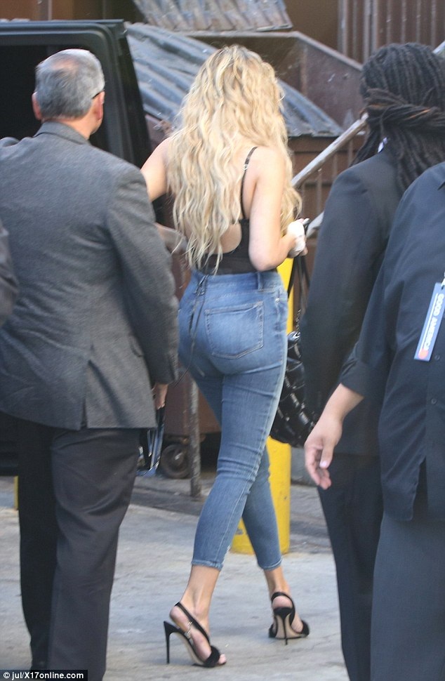 Khloe Kardashian diện áo ren bốc lửa - 2
Người đẹp 33 tuổi đã tập gym chăm chỉ suốt nhiều tháng qua để giữ dáng săn chắc