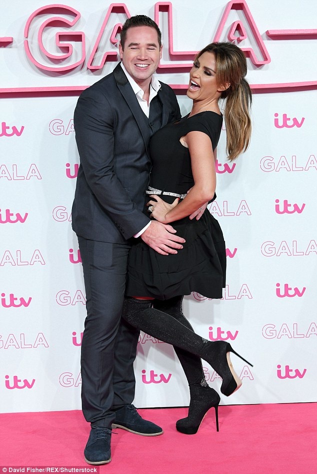 Siêu mẫu Anh hạnh phúc bên chồng sau tin đồn hôn nhân tan vỡ - 1
Katie Price và chồng trẻ Keiran Hayler dự một sự kiện tại London, Anh quốc ngày 24/11 vừa qua