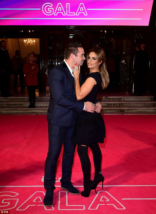 Siêu mẫu Anh hạnh phúc bên chồng sau tin đồn hôn nhân tan vỡ - 6
Katie Price chia sẻ, cô không quên chuyện cũ của chồng nhưng vì yêu anh nên cô sẵn lòng bỏ qua, cho chồng kém 9 tuổi thêm những cơ hội mới để sửa chữa sai lầm của mình