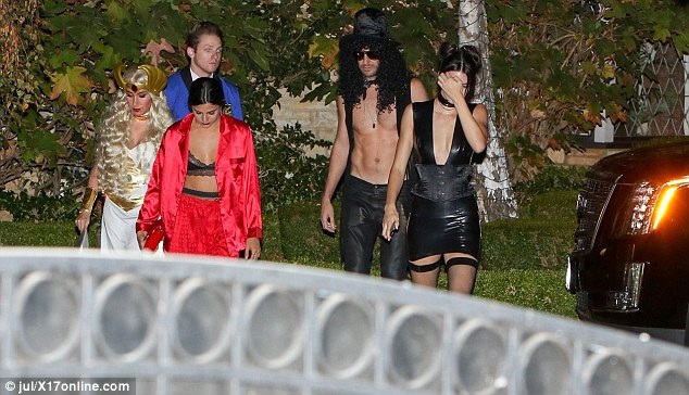 Người mẫu Playboy trang trí cơ thể bằng màu vẽ - 5
Kendall Jenner bên các bạn bè