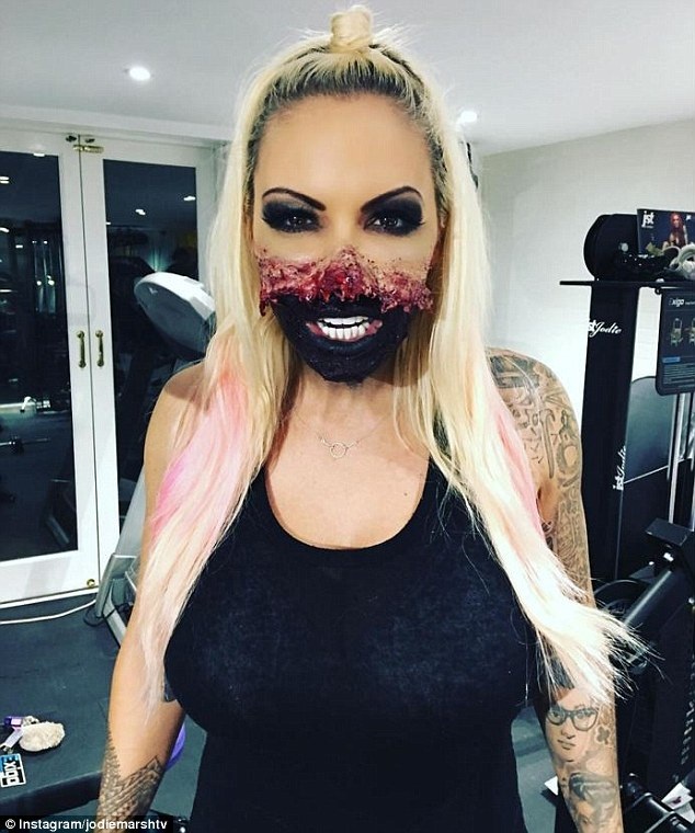 Người mẫu Playboy trang trí cơ thể bằng màu vẽ - 6
Jodie Marsh với tạo hình khá ghê rợn