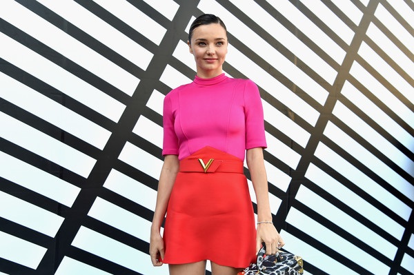Miranda Kerr quyến rũ với áo tắm hai mảnh - 6
Ngày 5/10, cô diện cây đồ sặc sỡ đi xem 1 buổi diễn thời trang lớn