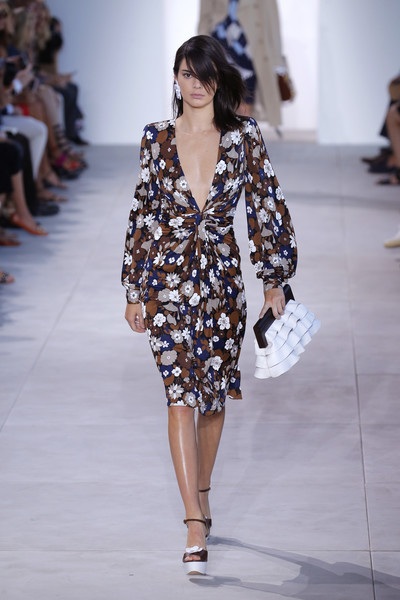 Kendall Jenner mặc áo mỏng dính ra phố - 6
Cô rất bận rộn tại tuần lễ thời trang New York danh tiếng