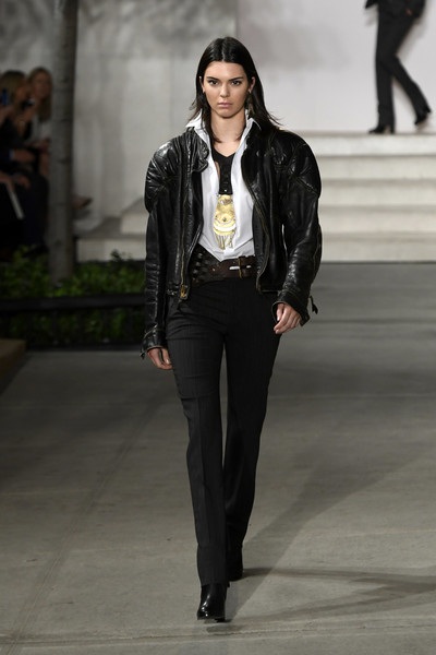Kendall Jenner mặc áo mỏng dính ra phố - 7
Kendall trình diễn cho Ralph Lauren