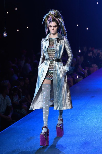 Kendall Jenner mặc áo mỏng dính ra phố - 8
Cô gái trẻ trình diễn cho Marc Jacobs