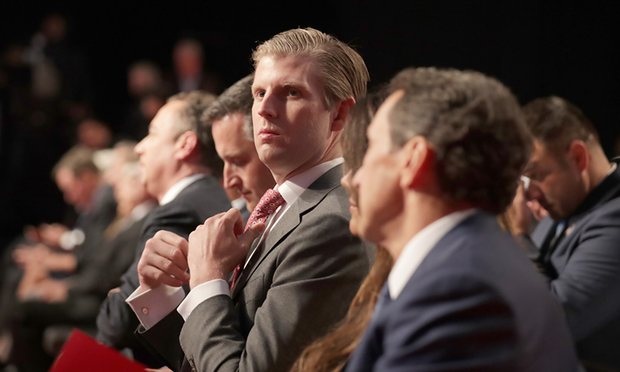 "Phó tướng" của Clinton ví ông Trump như "gã khùng" - 15
Gia đình Trump cũng cử con trai thứ Eric tới dự buổi tranh luận. (Ảnh: Getty)