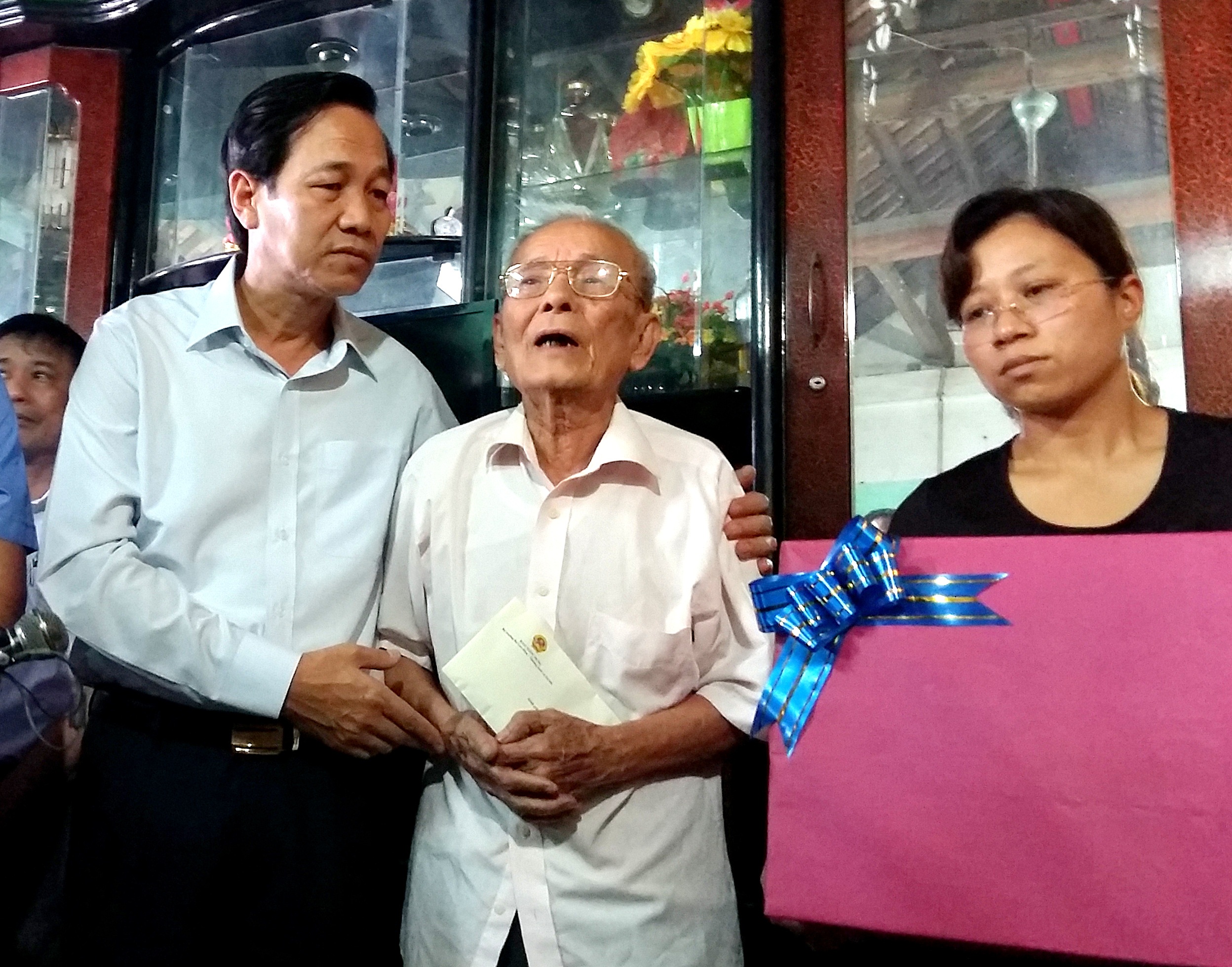 “Cả nước hướng về anh Khải và các liệt sĩ” - 1
Bộ trưởng Đào Ngọc Dung (ngoài cùng, bên trái) chia buồn cùng gia đình phi công Trần Quang Khải.
