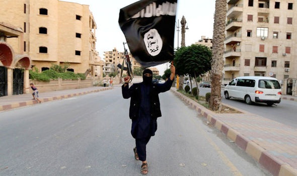 Một tay súng thuộc tổ chức khủng bố IS (Ảnh: Express)