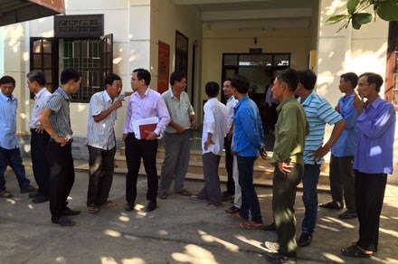 Miền Trung - Tây Nguyên: “Đau đầu” với khởi kiện nợ bảo hiểm xã hội - 1
Đại diện LĐLĐ TP. Đà Nẵng trao đổi với 15 công nhân trước giờ tham gia vụ kiện đòi quyền lợi BHXH cho NLĐ tại Toà án quận Cẩm Lệ (TP. Đà Nẵng).