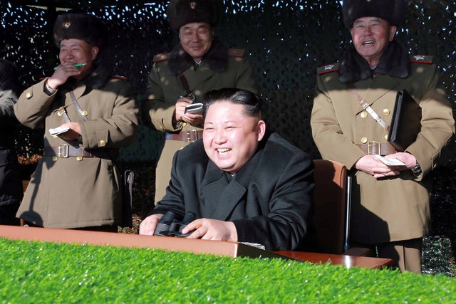 "Triều Tiên xử tử 340 quan chức kể từ khi ông Kim Jong-un lên nắm quyền" - 1
Ông Kim Jong-un và các quan chức quân đội theo dõi một cuộc tập trận (Ảnh: Reuters)