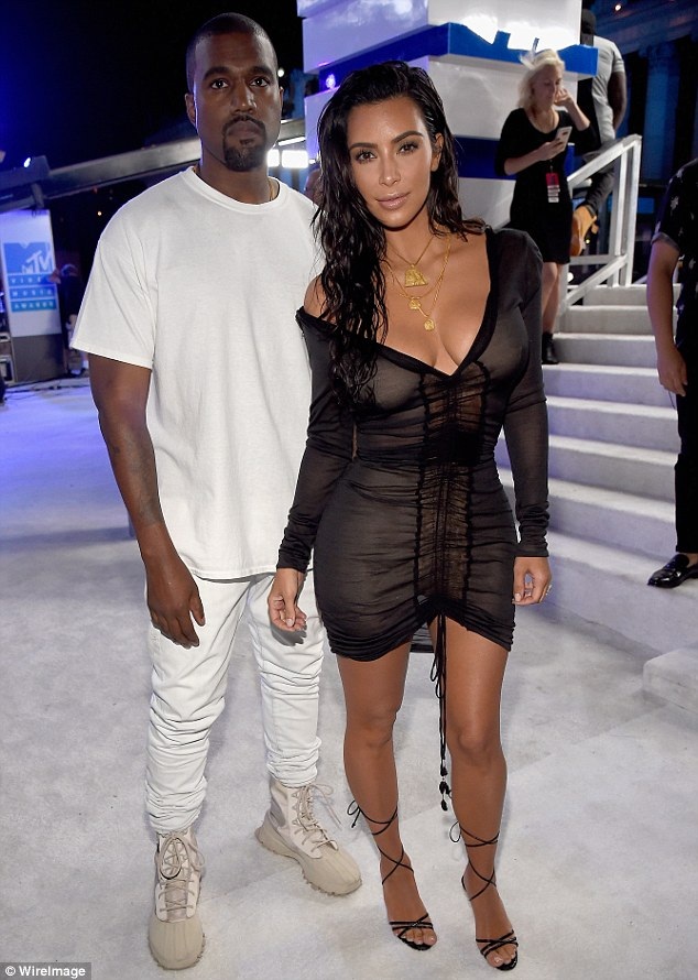 Kim Kardashian ở bên Kanye West trong thời điểm khó khăn nhất - 1 Kim Kardashian ở bên Kanye West trong thời điểm khó khăn nhất - 1