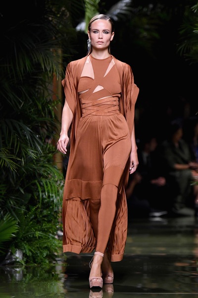 Kim Kardashian mặc váy xuyên thấu đi xem thời trang - 10
Natasha Poly