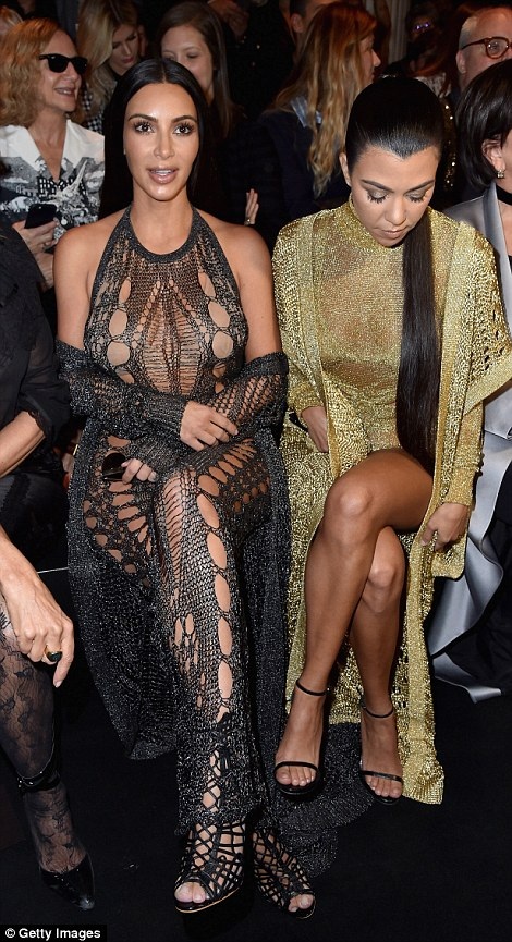 Kim Kardashian mặc váy xuyên thấu đi xem thời trang - 2
Người đẹp 36 tuổi khoe thân trong bộ váy xuyên thấu táo bạo