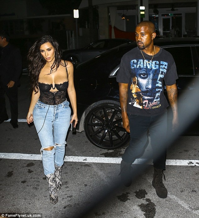 Kim Kardashian ở bên Kanye West trong thời điểm khó khăn nhất - 2 Kim Kardashian ở bên Kanye West trong thời điểm khó khăn nhất - 2