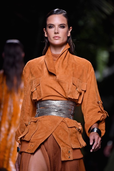 Kim Kardashian mặc váy xuyên thấu đi xem thời trang - 7
Alessandra Ambrosio