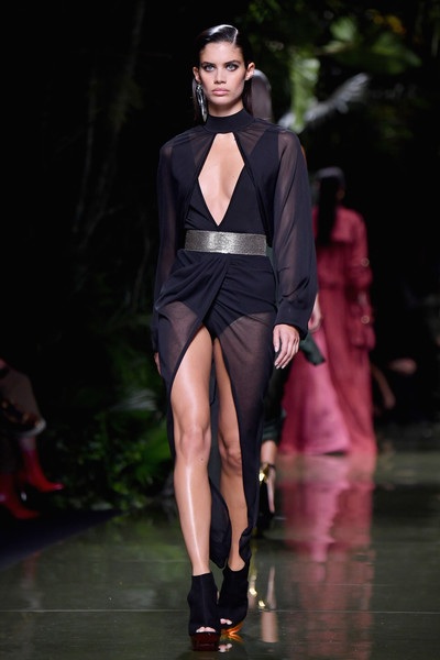 Kim Kardashian mặc váy xuyên thấu đi xem thời trang - 8
Sara Sampaio