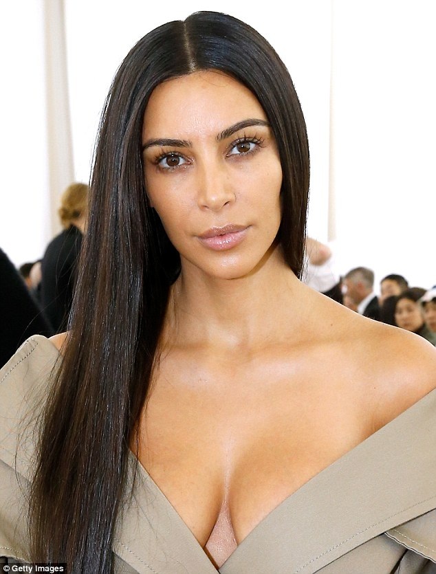 Kim Kardashian dừng khoe của - 1
Cách đây ít ngày, Kim Kardashian hoảng loạn sau khi bị 5 tên cướp đột nhập vào nhà cô tại Paris, dí súng vào đầu cô rồi sau đó cướp đi số nữ trang trị giá gần 11 triệu đô la mà Kim là chủ sở hữu