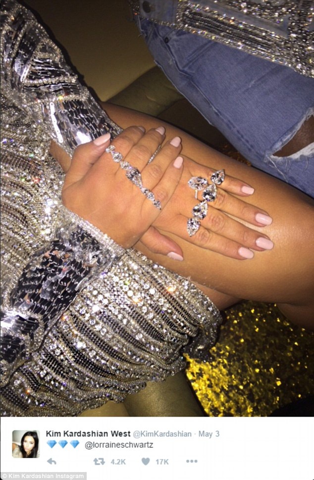 Kim Kardashian dừng khoe của - 2
Vội vàng trở về Mỹ, ẩn mình, từ chối trả lời phỏng vấn, hủy các sự kiện... Kim Kardashian vẫn bị nhiều người chỉ trích về việc, thói quen khoe tài sản trên trang cá nhân đã làm hại Kim