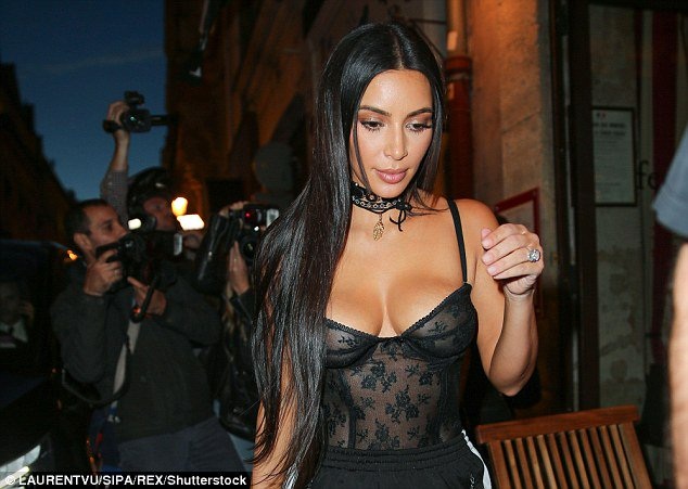 Kim Kardashian dừng khoe của - 4
Cảnh sát Pháp đang bắt tay vào việc điều tra tung tích 5 tên cướp đã cướp đi số nữ trang đắt tiền của Kim Kardashian nhưng việc điều tra gặp nhiều khó khăn
