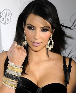 Kim Kardashian dừng khoe của - 6
Kim vốn nổi tiếng thích đeo nữ trang đắt tiền trong mỗi sự kiện, vì thế không bất ngờ khi cô là mục tiêu của những tên cướp