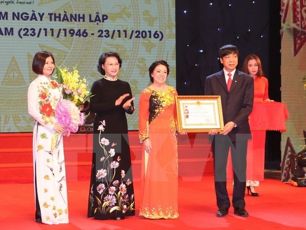 Hội Chữ thập đỏ Việt Nam đón nhận Huân chương Lao động hạng Nhì - 1
Chủ tịch Quốc hội Nguyễn Thị Kim Ngân trao Huân chương Lao động hạng Nhì cho Hội chữ thập đỏ (Ảnh: TTXVN)