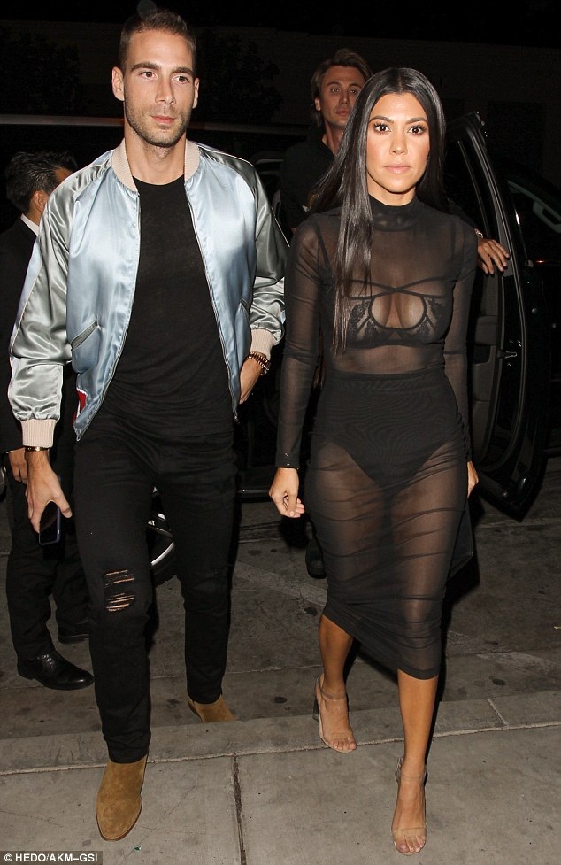 
Kourtney Kardashian bốc lửa đi ăn tối cùng bạn bè tại Hollywood ngày 5/11 vừa qua
