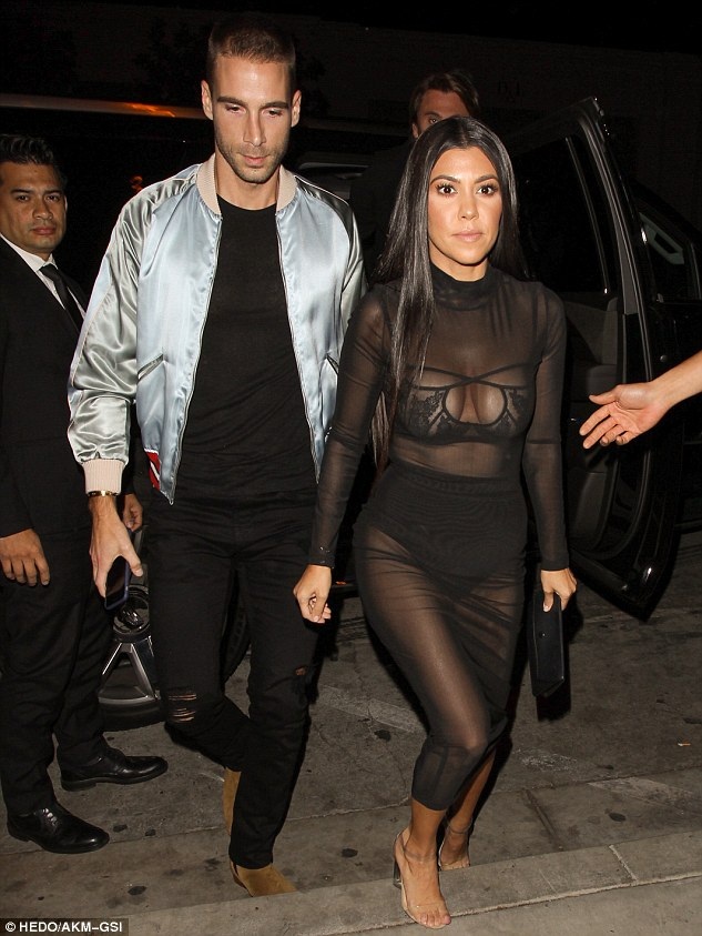 
Bà mẹ ba con khoe dáng săn chắc và thanh mảnh trong bộ váy mỏng tang
