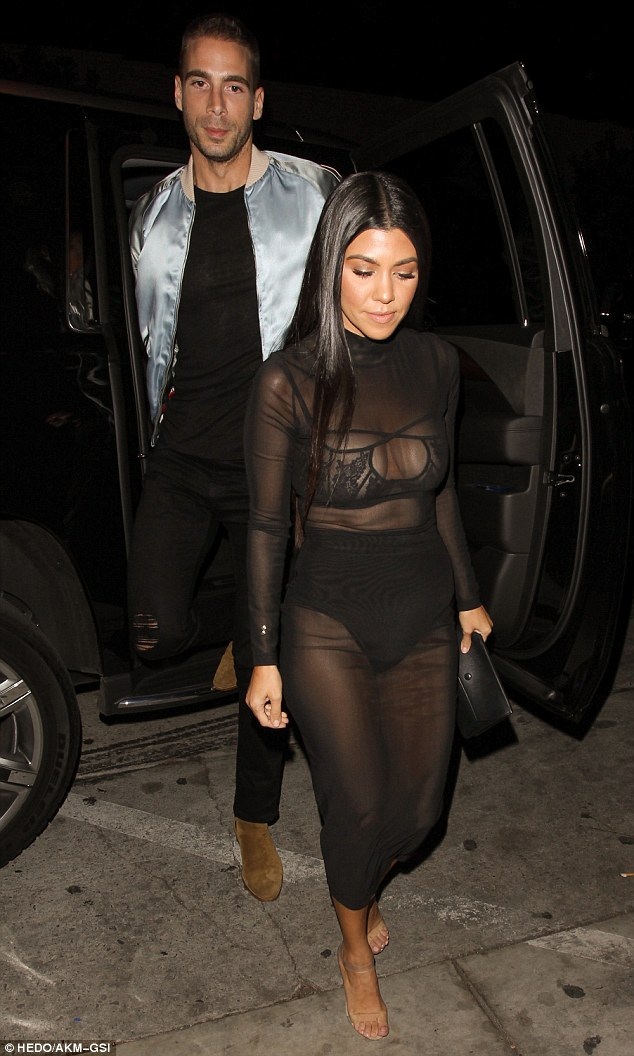 
Như mọi thành viên khác trong gia đình, Kourtney Kardashian giàu có, nổi tiếng và được giới săn tin rất quan tâm
