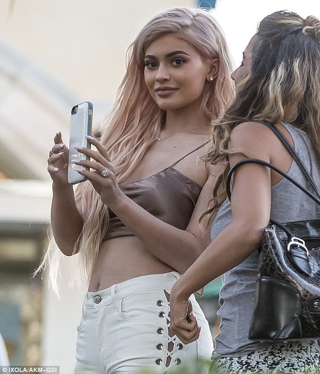 Kylie Jenner gợi cảm khoe tóc mới - 3
Đây là lần đầu Kylie ra phố sau khi thông tin cô tậu căn biệt thự thứ 4 ở tuổi 19 được hé lộ