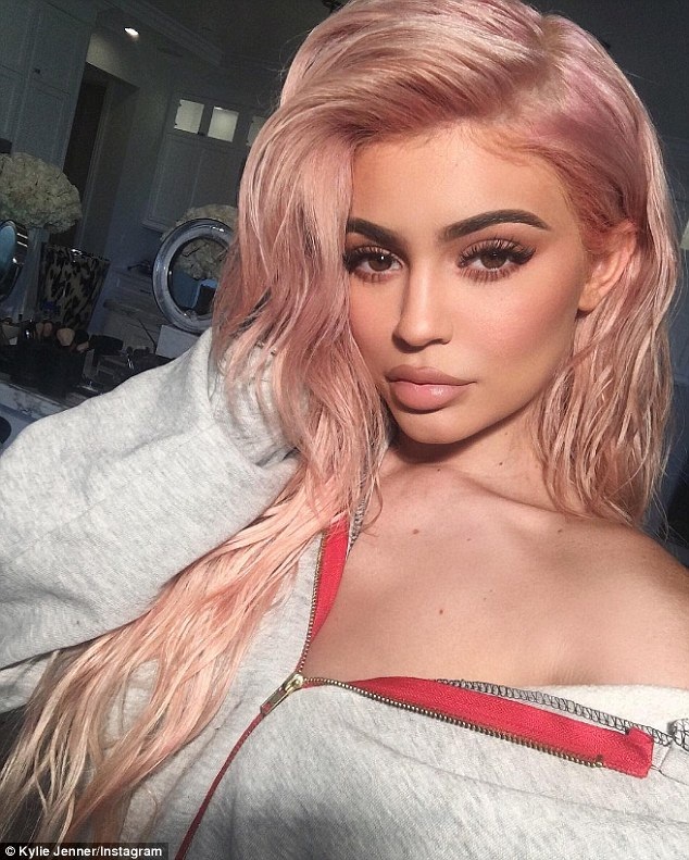 Kylie Jenner gợi cảm khoe tóc mới - 5
Kylie Jenner liên tục dính những tin đồn về việc phẫu thuật thẩm mỹ để làm đẹp