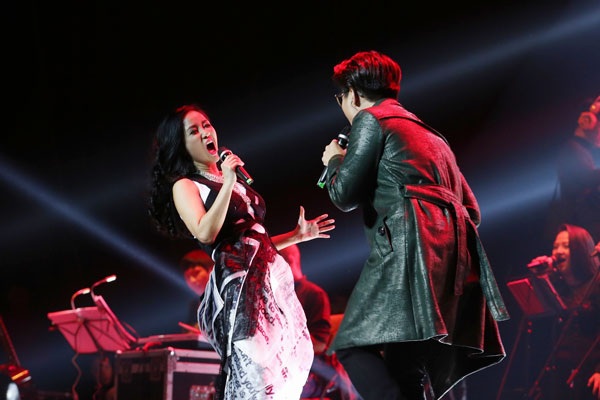 Hà Anh Tuấn: “Tôi là tỉ phú 72 tuổi cũng không trả cát- sê cho Phương Linh” - 2
Hồng Nhung song ca với Hà Anh Tuấn Phố à, Phố ơi, Ngẫu hứng sông Hồng.